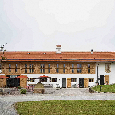 Wiederaufbau eines Stallgebäudes nach Brand und Umnutzung zum Hotel